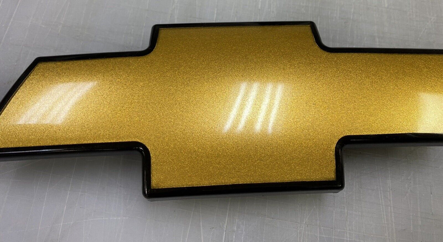 Chevy SILVERADO 1999-02 Suburban 2000-06 Tahoe 2000-06 Front Grille Gold Emblem